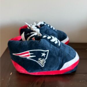 NFL Navy, Red & White Team Logo Men's Slippers.